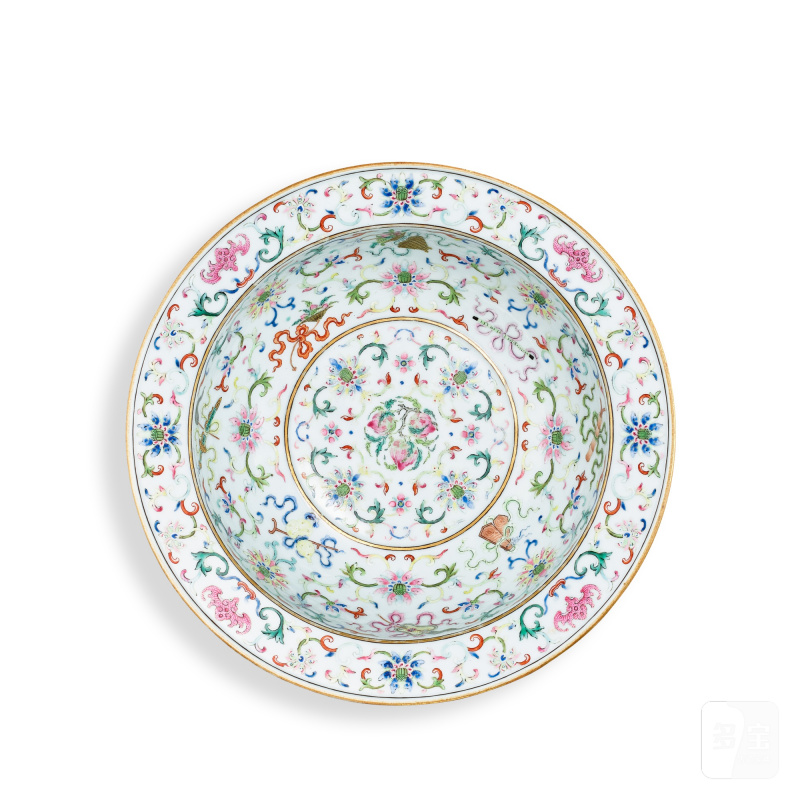 A famille-rose 'eight Daoist emblems' basin, Qing dynasty, 19th century | 清十九世紀 粉彩暗八仙福壽纏枝蓮紋折沿盆 - 图3